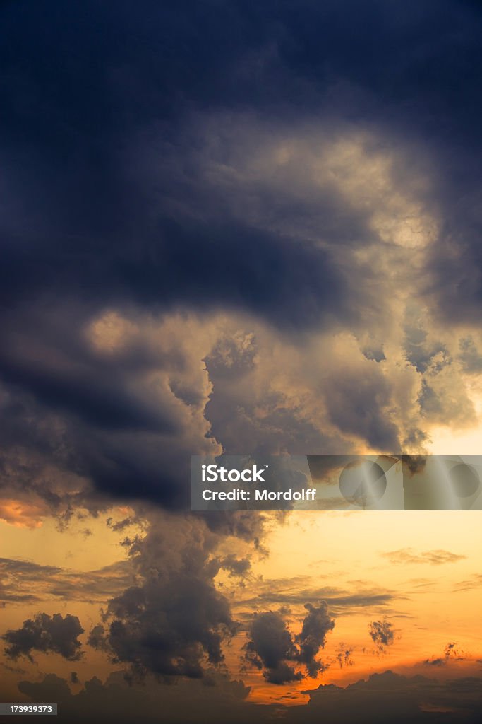 Dramática Nuvem de tempestade ao pôr do sol - Royalty-free Agoirento Foto de stock