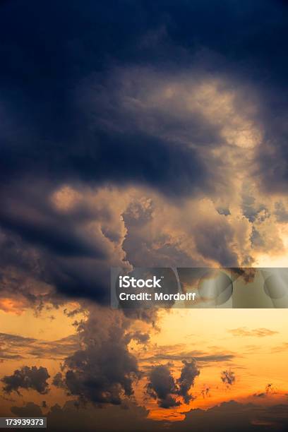 Dramática Nuvem De Tempestade Ao Pôr Do Sol - Fotografias de stock e mais imagens de Agoirento - Agoirento, Amarelo, Anoitecer