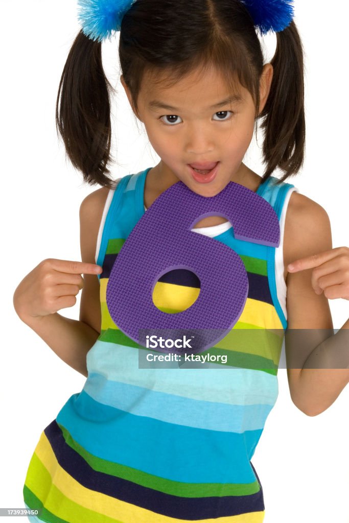 Girl Holding gran número de seis - Foto de stock de Chino - Oriental libre de derechos