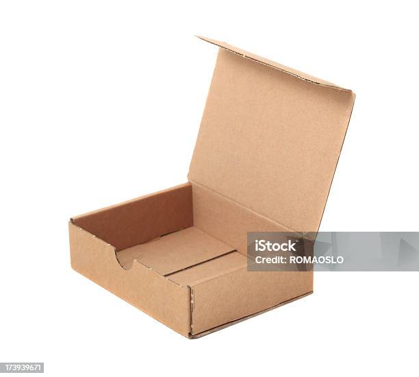 Pequeña Caja De Cartón Aislado En Blanco Foto de stock y más banco de imágenes de Abierto - Abierto, Caja de cartón, Caja de regalo