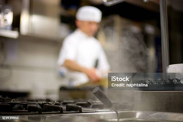 Dettaglio Della Cucina Professionale - Fotografie stock e altre immagini di Adulto - Adulto, Ambientazione interna, Berretto