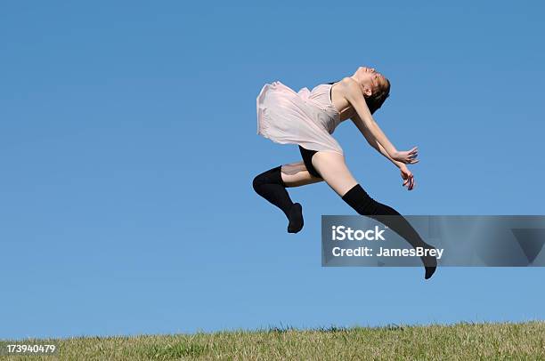 Tänzer Springen In Den Himmel Stockfoto und mehr Bilder von Abnehmen - Abnehmen, Anhöhe, Anmut