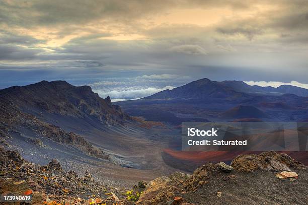 Colorido Paisaje Volcánico En Maui Del Monte Haleakala Foto de stock y más banco de imágenes de Aire libre