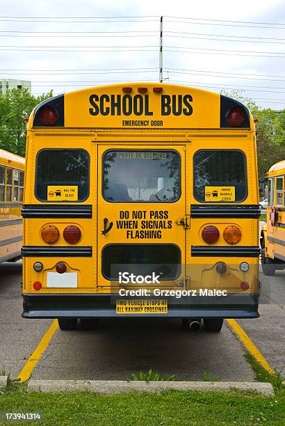 Foto de Ônibus Escolar e mais fotos de stock de Amarelo - Amarelo, Educação, Fotografia - Imagem