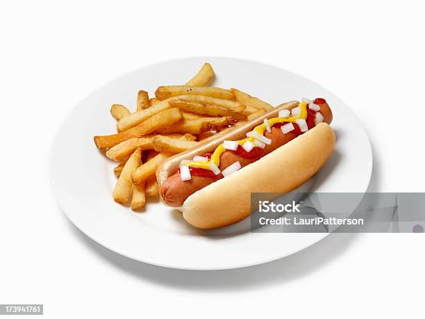 Hot Dog Mit Ketchup Und Senf Zwiebeln Und Pommes Frites Stockfoto und mehr Bilder von Ausgebleicht