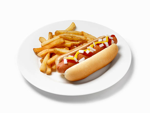 cachorro-quente com ketchup, mostarda, cebola e batata frita - sausage grilled isolated single object - fotografias e filmes do acervo