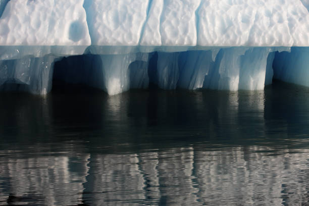 青い氷山とパッセージ内の反射アラスカ - glacier alaska iceberg melting ストックフォトと画像