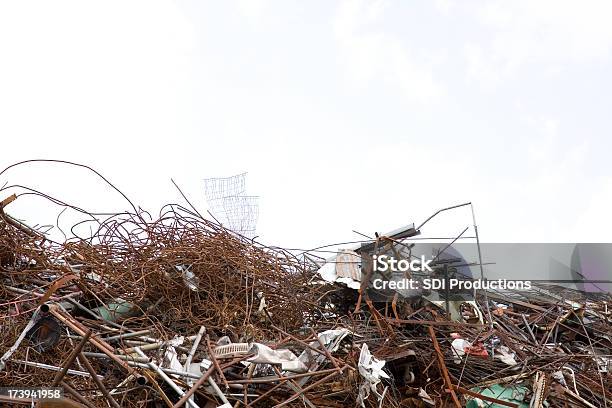 Horizontal Vista De Recambio De Metal Montones De Reciclado De Planta Foto de stock y más banco de imágenes de Abandonado