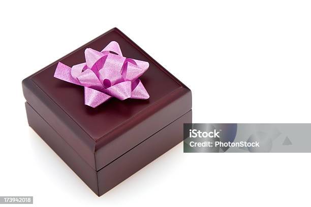 Brązowe Drewniane Pudełko Na Prezent Z Kokardą Kolor Purpurowy - zdjęcia stockowe i więcej obrazów Kształt gwiazdy