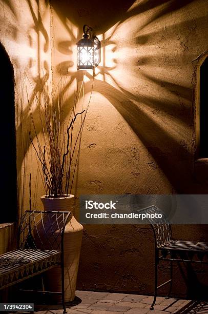 Porche Adobe Iluminación Por La Noche Foto de stock y más banco de imágenes de Adobe - Adobe, Aire libre, Amarillo - Color