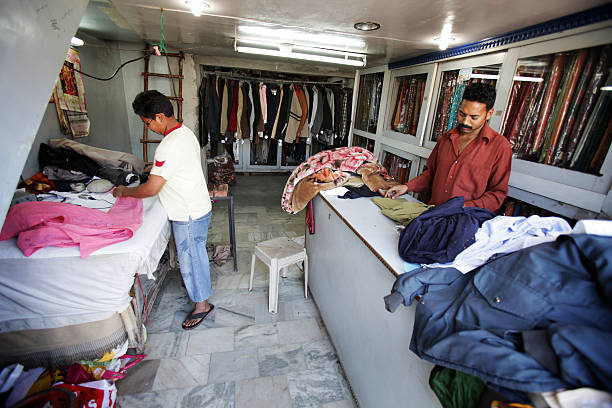 indian trabajadores: limpieza en seco - developing countries small business india owner fotografías e imágenes de stock