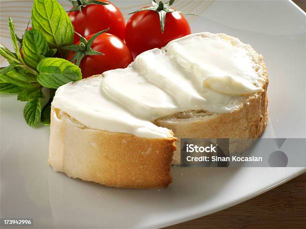 Eiskäse Auf Brot Mit Tomaten Und Minze Stockfoto und mehr Bilder von Käseaufstrich - Käseaufstrich, Sahne, Aufstrich