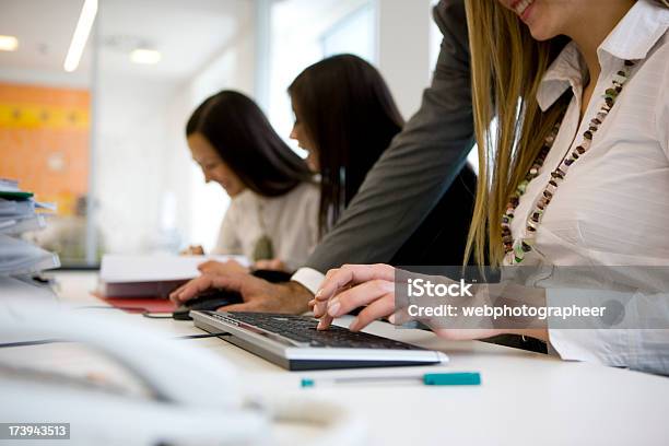 Foto de Trabalhando Juntos e mais fotos de stock de Acessibilidade - Acessibilidade, Adulto, Botão - Peça de Máquina