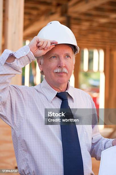 Hombre Trabajando En El Sitio De Construcción Xxl Foto de stock y más banco de imágenes de Accesorio de cabeza - Accesorio de cabeza, Adulto, Adulto maduro