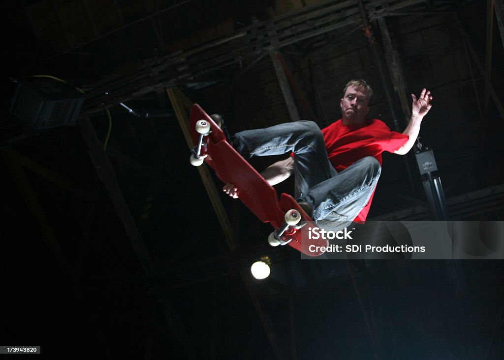 Skateboarder пожимают Прыжок в воздухе. Copy пространства доступны - Стоковые фото Скейтборд роялти-фри