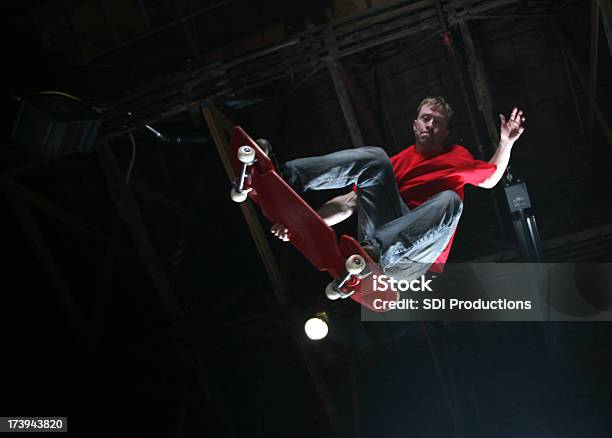 Skateboarder Пожимают Прыжок В Воздухе Copy Пространства Доступны — стоковые фотографии и другие картинки Скейтборд