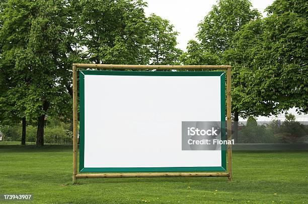 Tela Em Branco No Parque - Fotografias de stock e mais imagens de Jardim Particular - Jardim Particular, Painel Publicitário, Prado