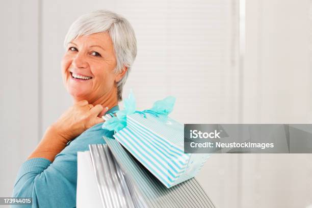 Photo libre de droit de Senior Femme Tenant Shopping Sacs banque d'images et plus d'images libres de droit de 60-64 ans - 60-64 ans, Accro du shopping, Adulte