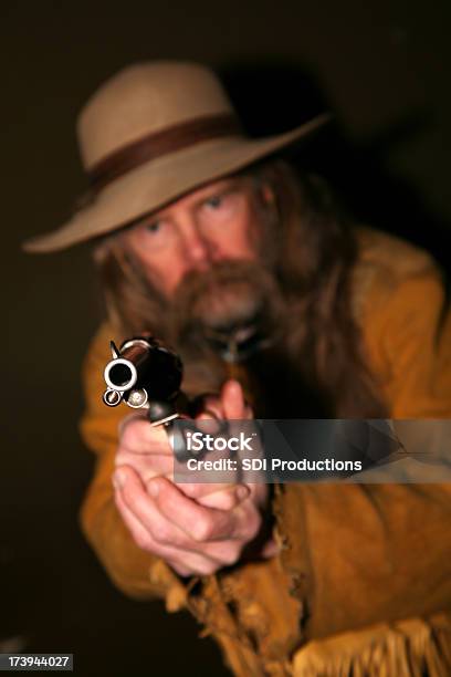 Photo libre de droit de Cowboy Pistolet De Tir Son banque d'images et plus d'images libres de droit de Arme à feu - Arme à feu, Cow-boy, Troisième âge