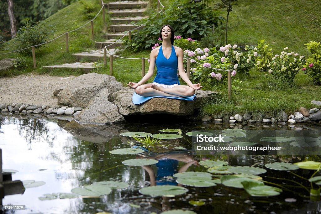 Donna facendo yoga - Foto stock royalty-free di Adulto