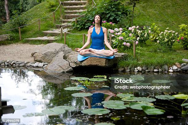 Donna Facendo Yoga - Fotografie stock e altre immagini di Adulto - Adulto, Ambientazione esterna, Ambiente