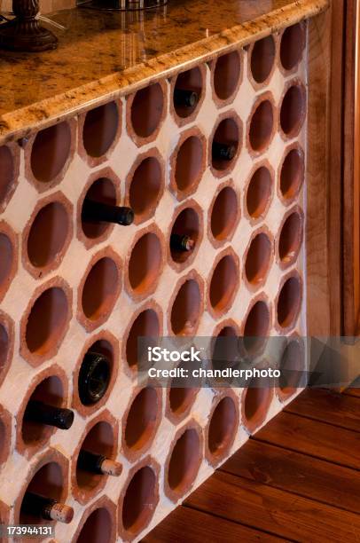 Elegante Vino Rack Foto de stock y más banco de imágenes de Abstracto - Abstracto, Barra - Bar, Bebida alcohólica