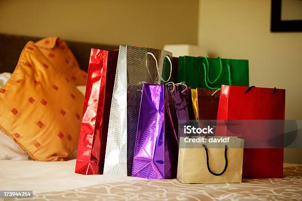 Borse Per Gli Acquisti - Fotografie stock e altre immagini di Borsa della spesa - Borsa della spesa, Camera da letto, Ambientazione interna