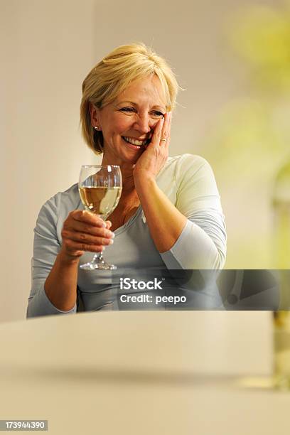 Ein Lachen Frau Mit Hand Auf Ihre Wange Trinken Weißwein Stockfoto und mehr Bilder von 50-54 Jahre