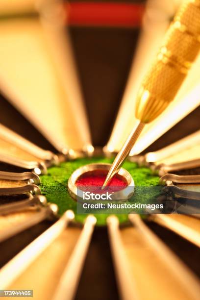 Dart Auf Die Gezielte Bullseye Stockfoto und mehr Bilder von Dartpfeil - Dartpfeil, Dartscheibe, Erfolg