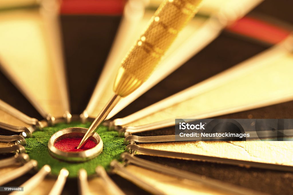 Dart perfekt, die auf die bulls eye - Lizenzfrei Dartpfeil Stock-Foto