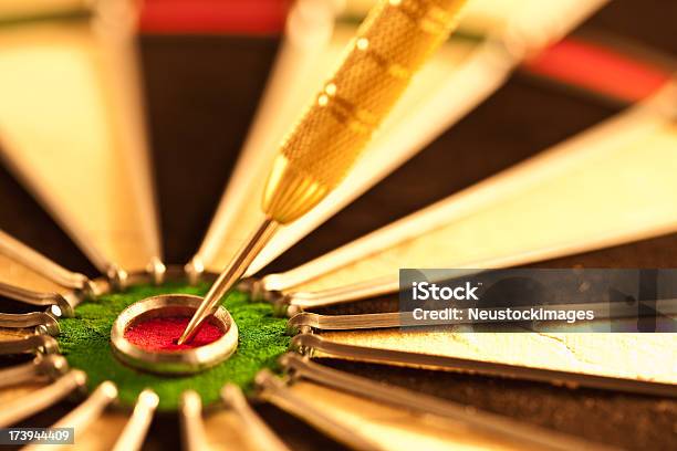 Dart Perfekt Die Auf Die Bulls Eye Stockfoto und mehr Bilder von Dartpfeil - Dartpfeil, Dartscheibe, Erfolg