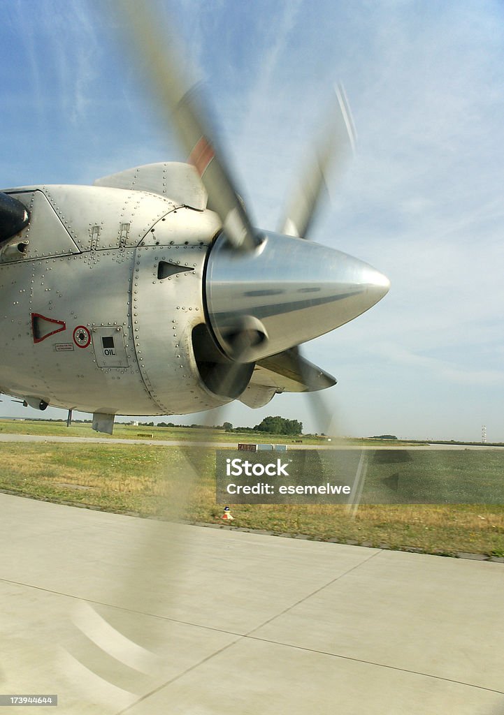 Aeroplano elica sfocatura - Foto stock royalty-free di Aeroplano