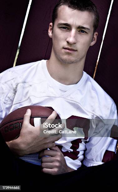 Teen Quarterback Stockfoto und mehr Bilder von 18-19 Jahre - 18-19 Jahre, Amerikanischer Football, Besorgt