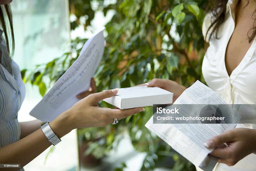 Mujer dando píldoras - Foto de stock de Adulto libre de derechos