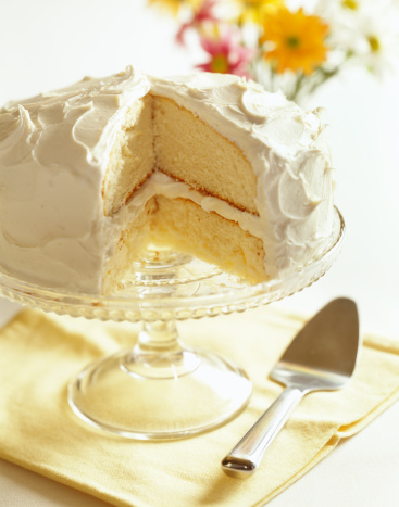 Vanilla or lemon Cake on cakestand