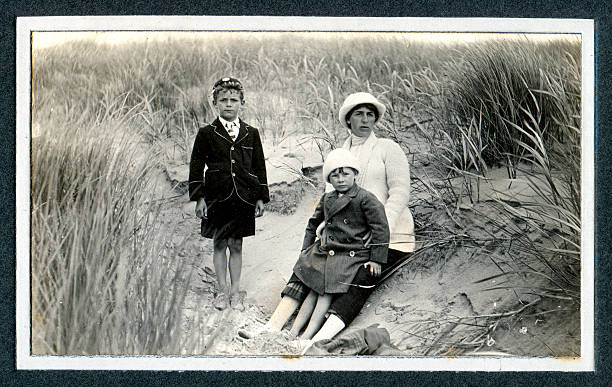 эдвардианский семьей в в песчаные дюны — винтажная фотография - 1910s style стоковые фото и изображения
