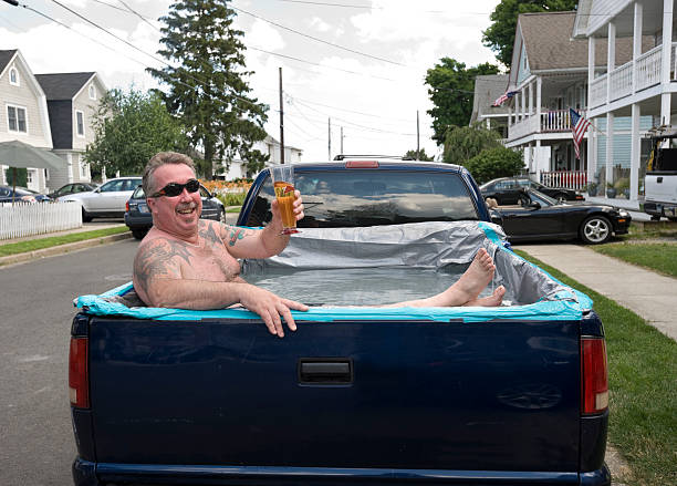 redneck swimmingpool, mann entspannen in pick-up truck - hinterwäldler stock-fotos und bilder