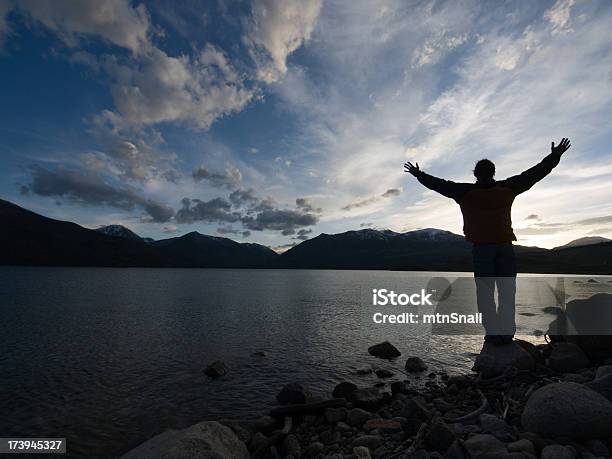 Foto de Celebrar Vida e mais fotos de stock de Adulto - Adulto, Alcançar, Aplaudindo