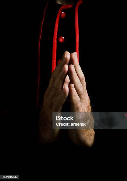 Foto de Rezar e mais fotos de stock de Bispo - Clero - Bispo - Clero, Catolicismo, Padre