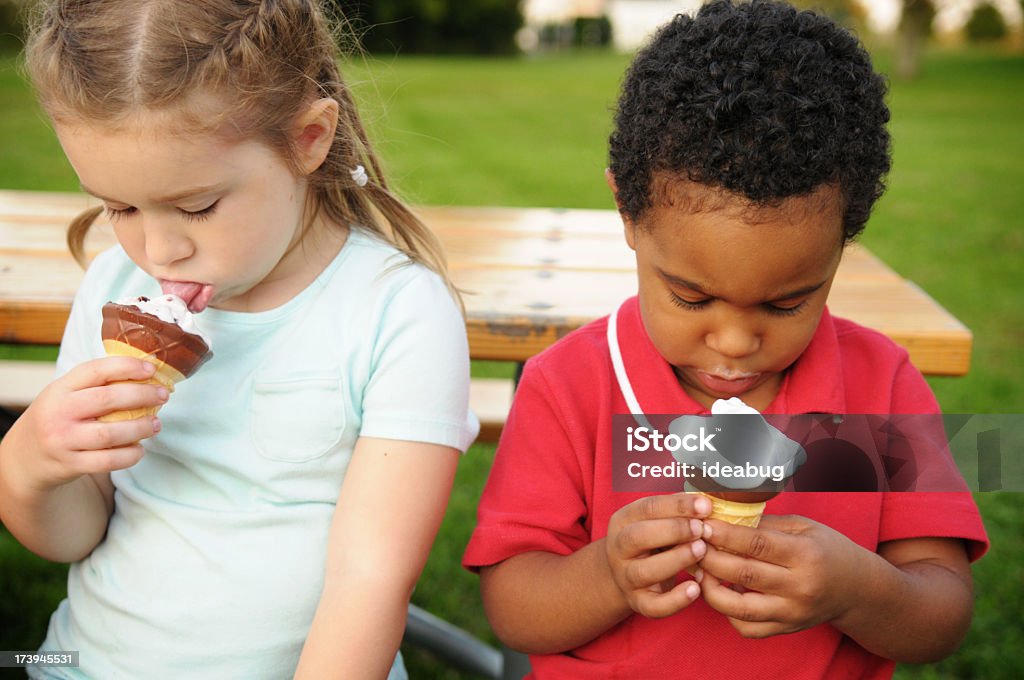 Rapaz e rapariga comer Gelado Cones de Fora - Royalty-free 2-3 Anos Foto de stock