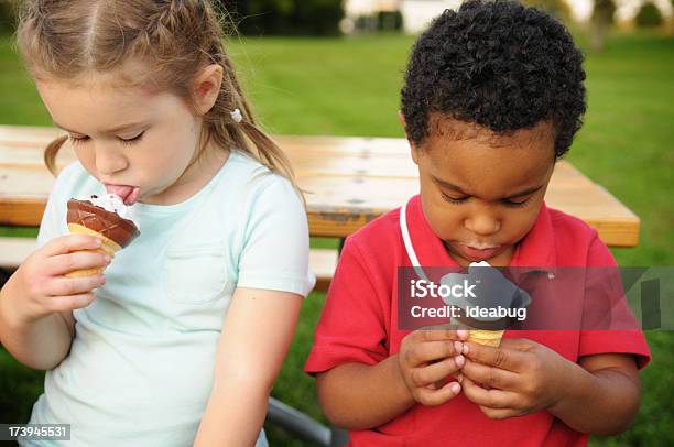 Rapaz E Rapariga Comer Gelado Cones De Fora - Fotografias de stock e mais imagens de 2-3 Anos - 2-3 Anos, 4-5 Anos, Aluno de Jardim de Infância