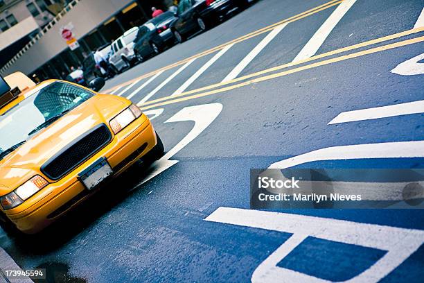 Parada De Taxi Foto de stock y más banco de imágenes de Acera - Acera, Actividad, Amarillo - Color