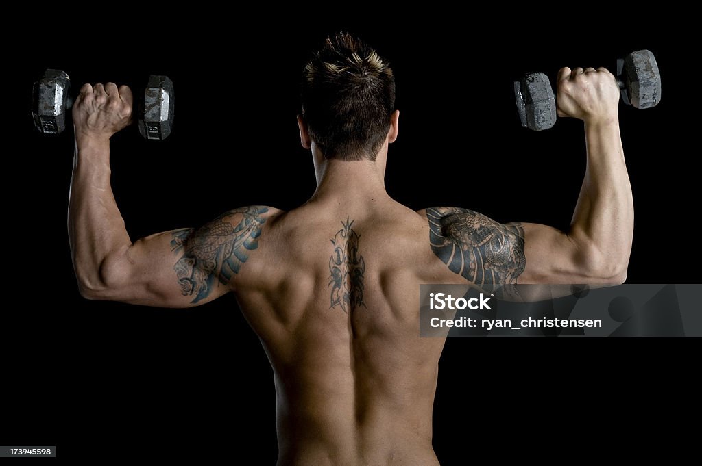 Фитнес-сексуальная мышечной мужчина, поднимая гантели (XL - Стоковые фото 20-24 года роялти-фри