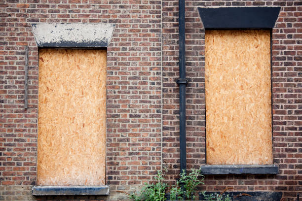 istock Economic hardship, boarded up windows and old buildings, Liverpool 173945675