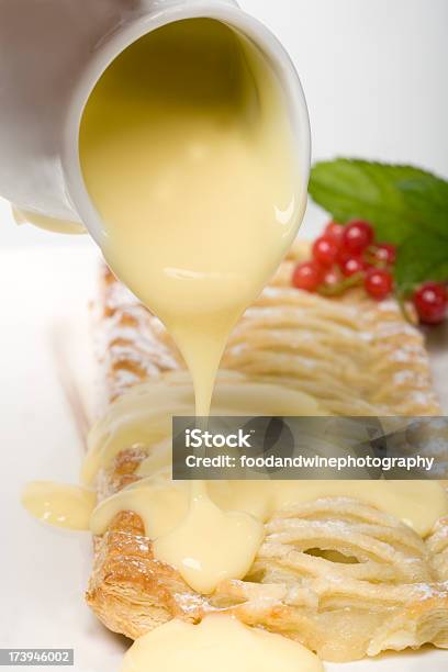 Apfelkuchen Mit Vanillesauce Stockfoto und mehr Bilder von Vanillesoße - Vanillesoße, Apfelstrudel, Eingießen