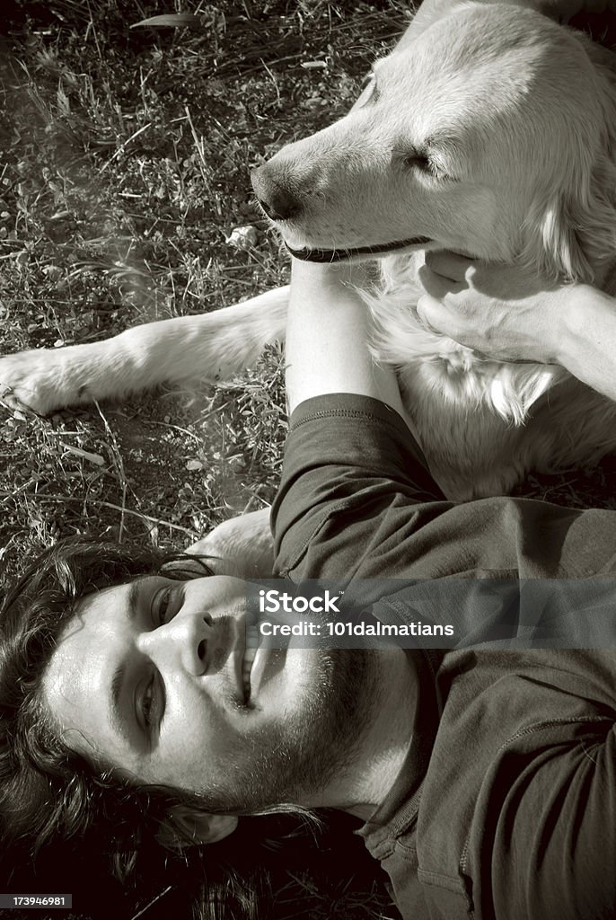 Joven atractivo hombre con perro - Foto de stock de Abrazar libre de derechos