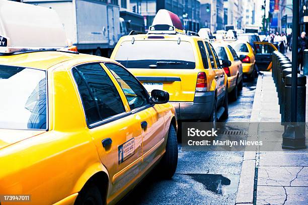 Taxi Linea - Fotografie stock e altre immagini di Marciapiede - Marciapiede, New York - Città, New York - Stato
