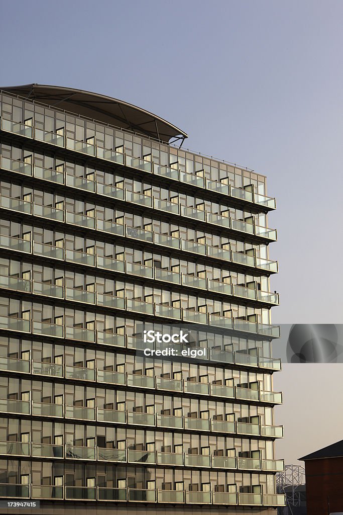 Posmoderno bloque de vidrio transparente tipo apartamento con el cielo al anochecer - Foto de stock de Anochecer libre de derechos