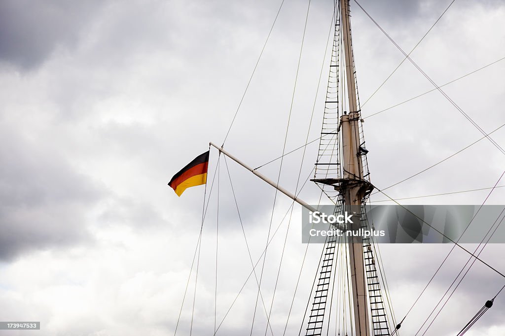 Bandera alemana sobre un barco de vela - Foto de stock de Alemania libre de derechos