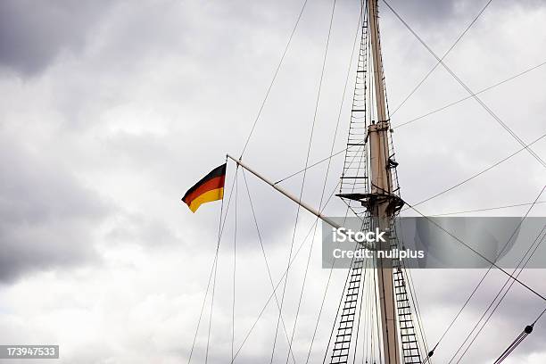 Bandera Alemana Sobre Un Barco De Vela Foto de stock y más banco de imágenes de Alemania - Alemania, Bandera, Bandera alemana